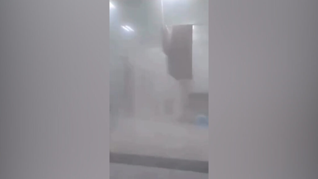 "بسيط وسيطرنا عليه مباشرة".. شاهد حريق غرفة الإنعاش في مستشفى الديوانية