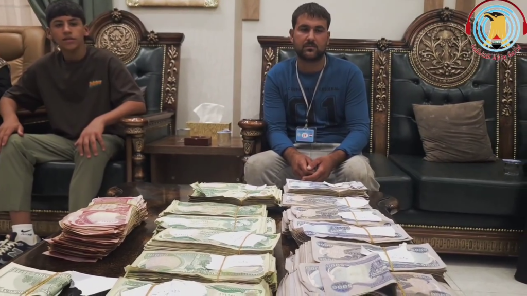 شرطة كركوك تكرّم شابين يعملان في "العتيك" أعادا مبلغاً كبيراً عثرا عليه صدفة