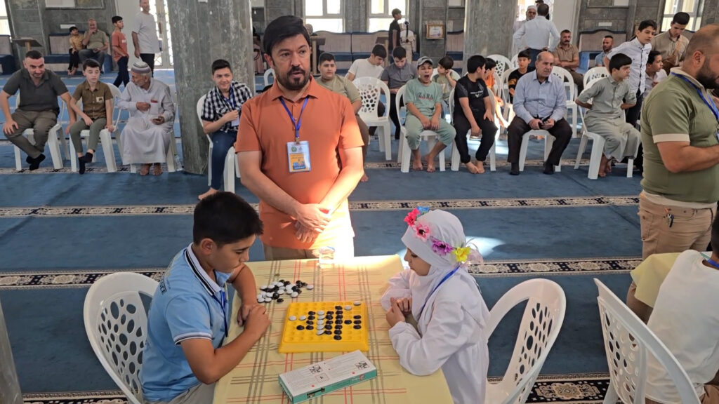 أذكياء الموصل جائزتهم عمرة.. مسابقة لـ"مكعب روبيك" وشارك المئات (فيديو)