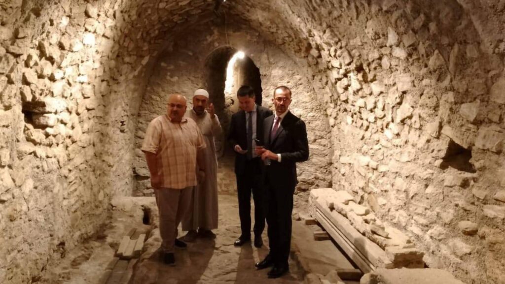 صور: وفد فرنسي يزور جامع النوري الكبير ومتحفه في الموصل
