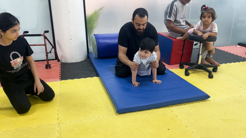 خبير الأعصاب المصري في كركوك مع أجهزة علاج طبيعي "تدخل لأول مرة"