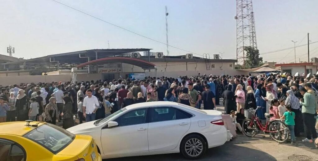 طوابير على البطاقة التموينية في الموصل.. مراجعو الأيمن صباحاً والأيسر مساءً