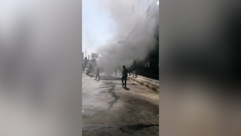 موظفو العقود في ميسان يحتجون أمام مبنى المحافظة لتأخر الرواتب