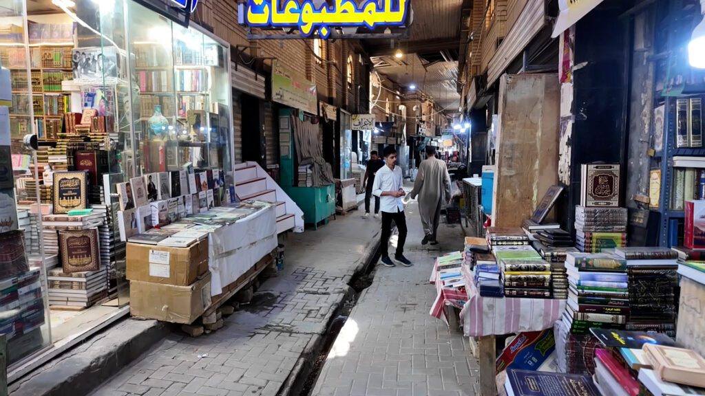 عرب إيران يطلبون الكتاب النجفي ومكتبة اسمها "مغالطة" في سوق الحويش