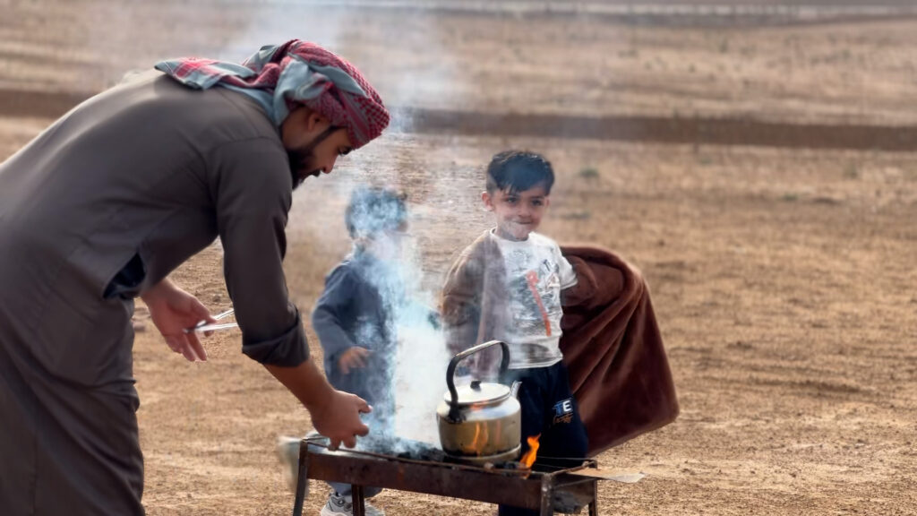 أجواء يتمنى أهل المدن عيشها.. "كشتة" في بادية تل عبطة بعد الأمطار