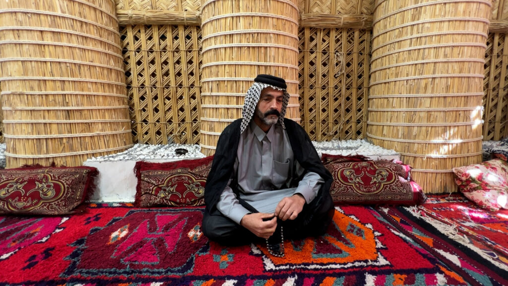 بكلفة 37 مليون دينار.. رجل الأهوار نقل المضيف إلى كربلاء ورفع القصب قرب فريحة