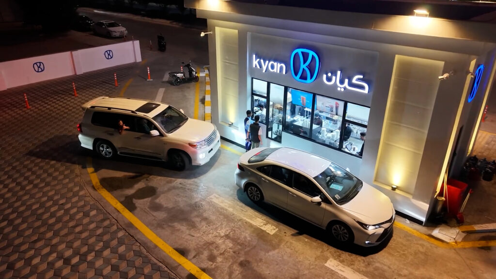 البراند السعودي يتمدد في العراق.. السيارات تتراصف أمام "كيان" الرمادي