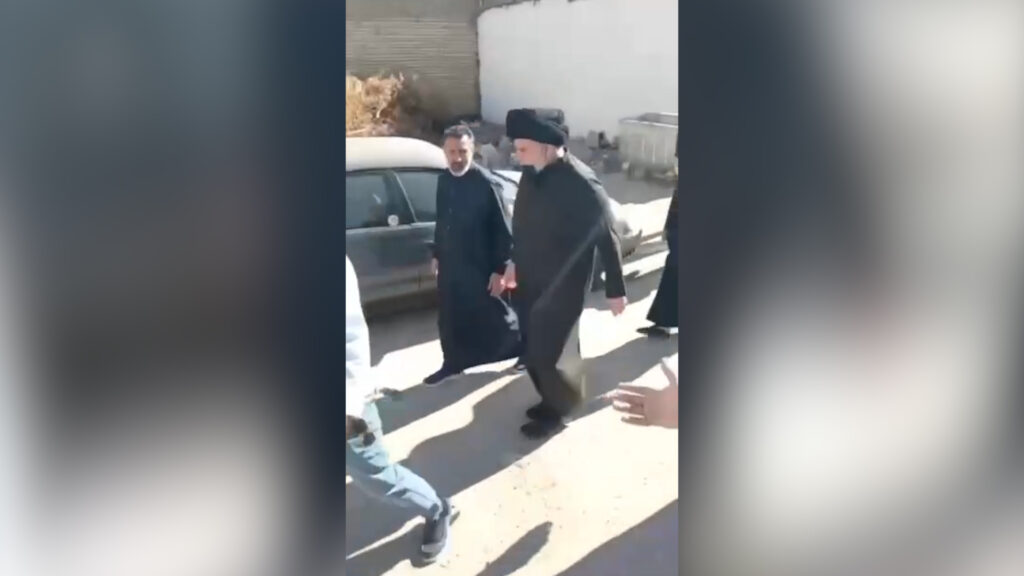 فيديو: الصدر يتجول في شوارع الحنانة بين جيرانه