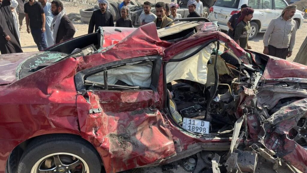 وفاة شخص وإصابة اثنين بحادث تصادم على طريق مصفى الناصرية (صور)