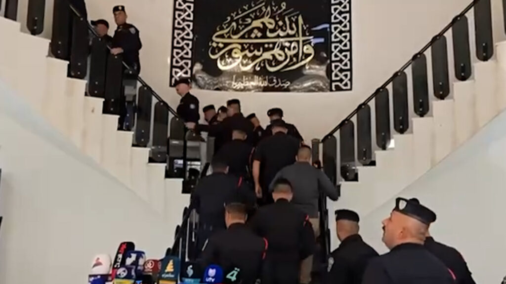 تشابك بالأيدي بين رئيس مجلس ديالى وعضو كتلة صادقون.. والأمن يتدخل (فيديو)