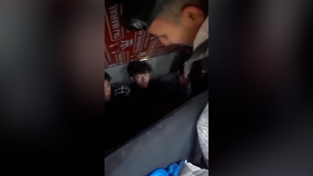 الشرطي فتح الصندوق وتفاجأ بـ6 باكستانيين.. شاهد لحظة ضبطهم في صلاح الدين