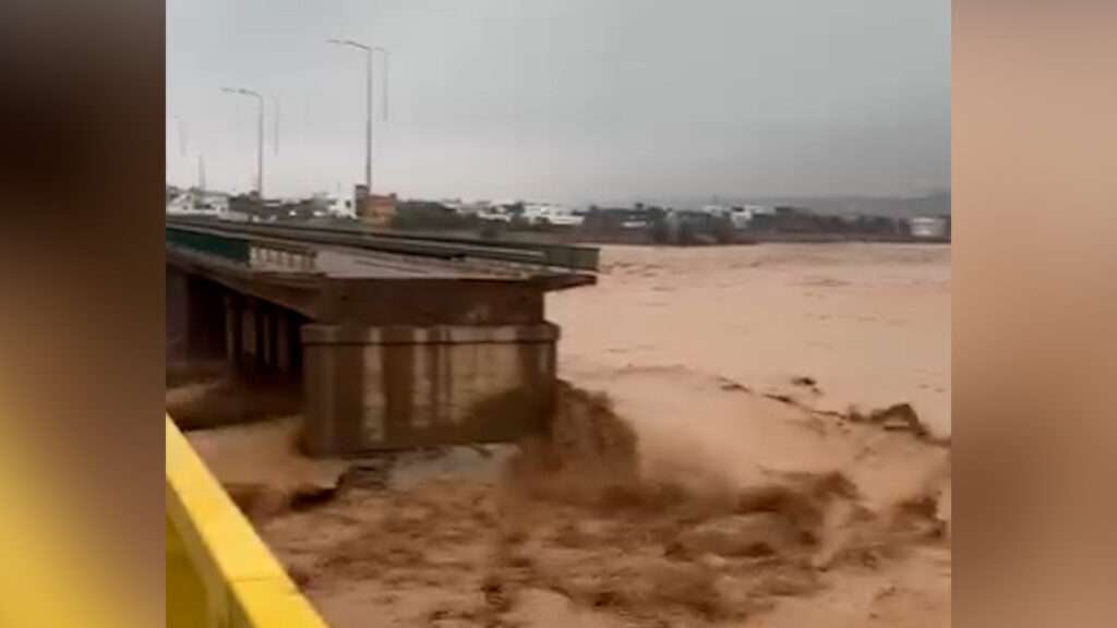 فيديو: السيول تتسبب بانهيار جزئي للجسر الجنوبي في طوز خورماتو