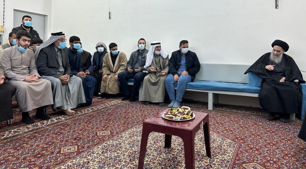 صورة جديدة للمرجع السيستاني خلال استقبال الزائرين