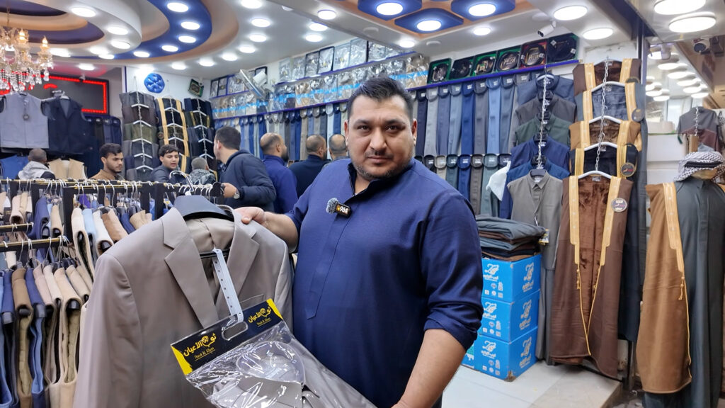 "يلك" كويتي على دشداشة قطرية.. برد النجف يملأ متاجر الدشاديش والخياطة صامدة