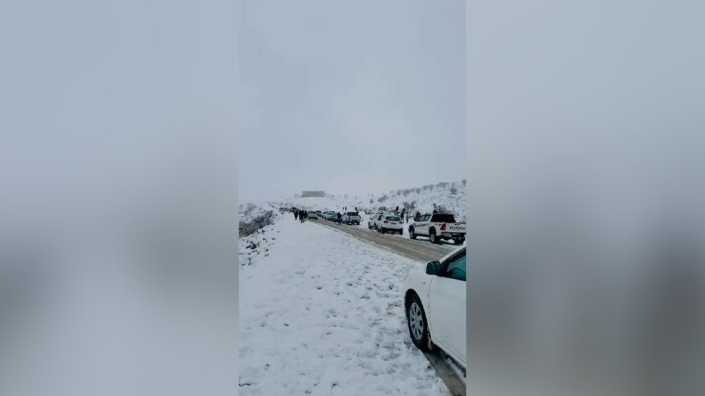 الثلوج تغطي جبل سنجار ومتسلق يؤكد: ارتفاعها 30 سم عند القمة