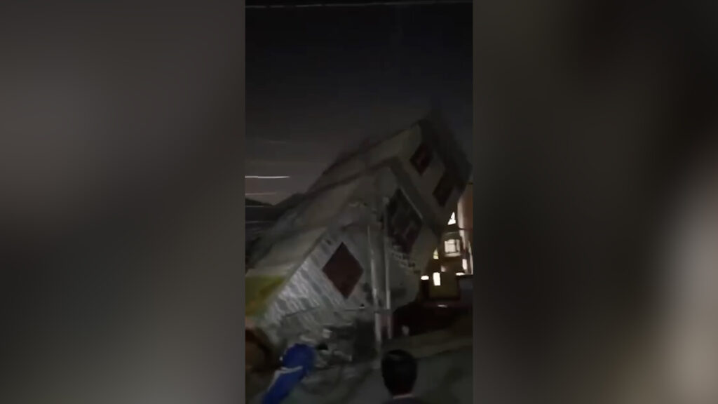 فيديو: لحظة انهيار مبنى من 3 طوابق في النجف