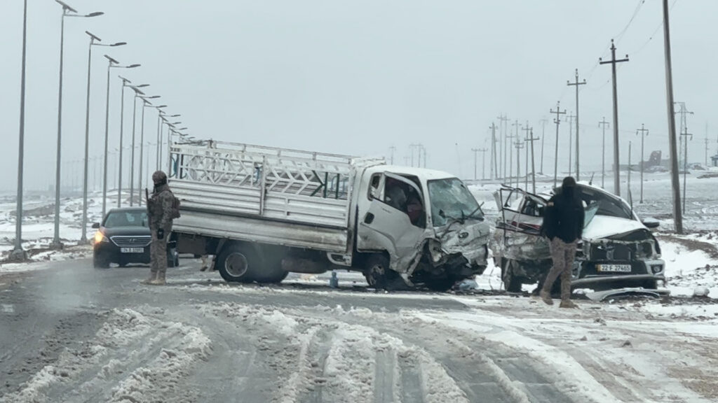 شاهد: ثلوج كثيفة وحوادث مرورية على طريق سنوني في سنجار