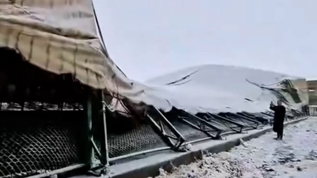 شاهد.. انهيار جزء من ملعب الحمدانية في نينوى بسبب الثلوج