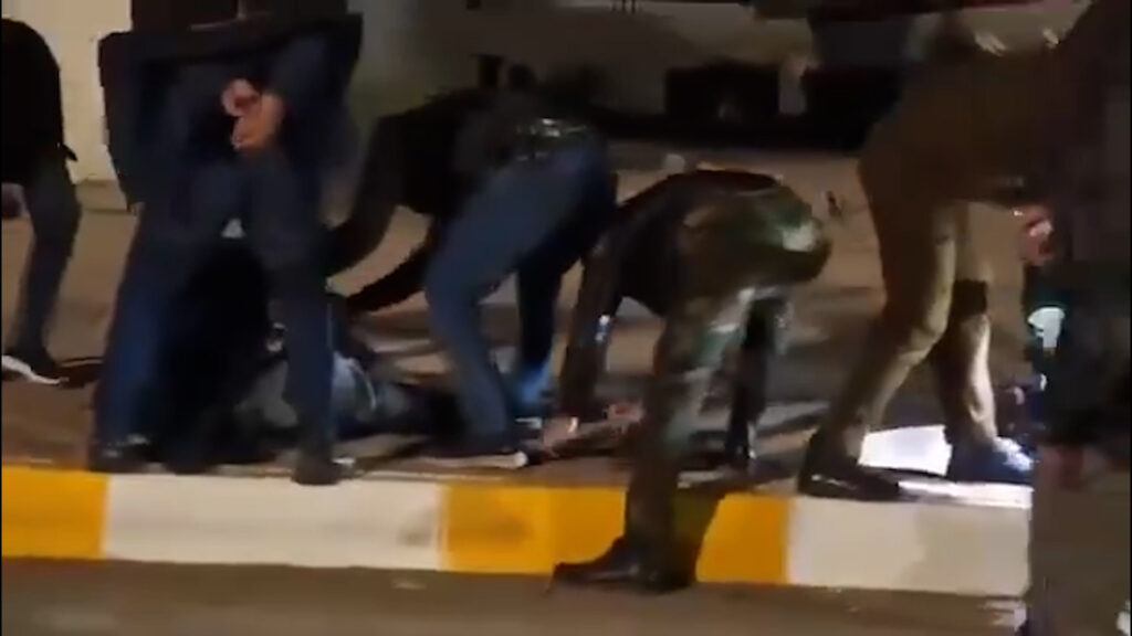 فيديو: لحظة اعتقال انتحاري يرتدي حزاماً ناسفاً في الرمادي