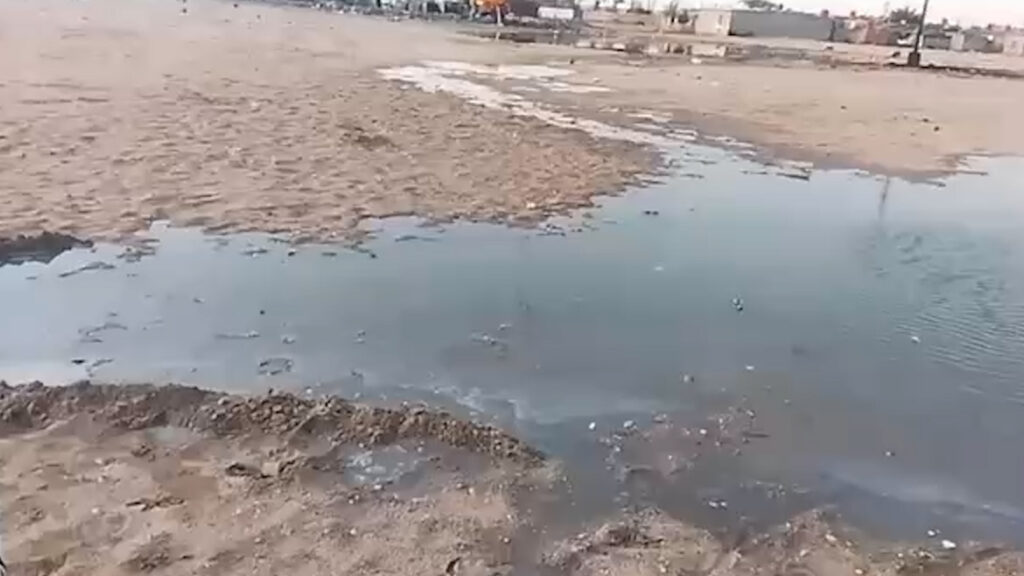 خور الزبير تفرغ مياه الأمطار في الملاعب والفرق الشعبية غاضبة