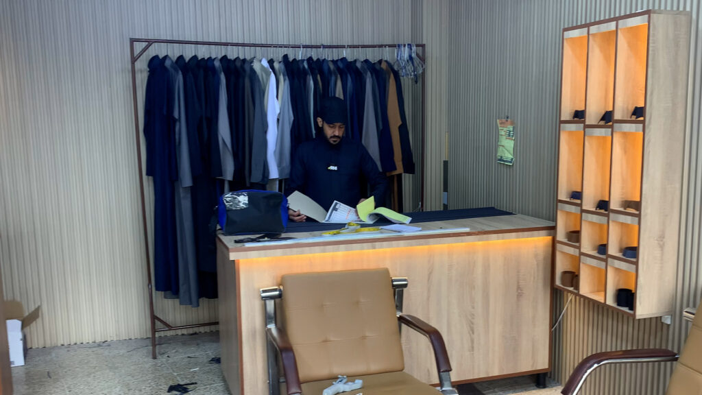 جاء من "تعز".. خياط يمني يشرح الفرق بين دشاديش العراق والخليج