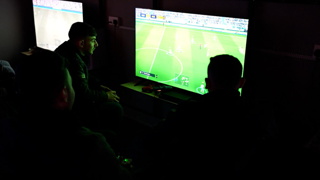 شباب راوة بلا نوم ومزاج القاعات تغيّر: FIFA سحقت PES!
