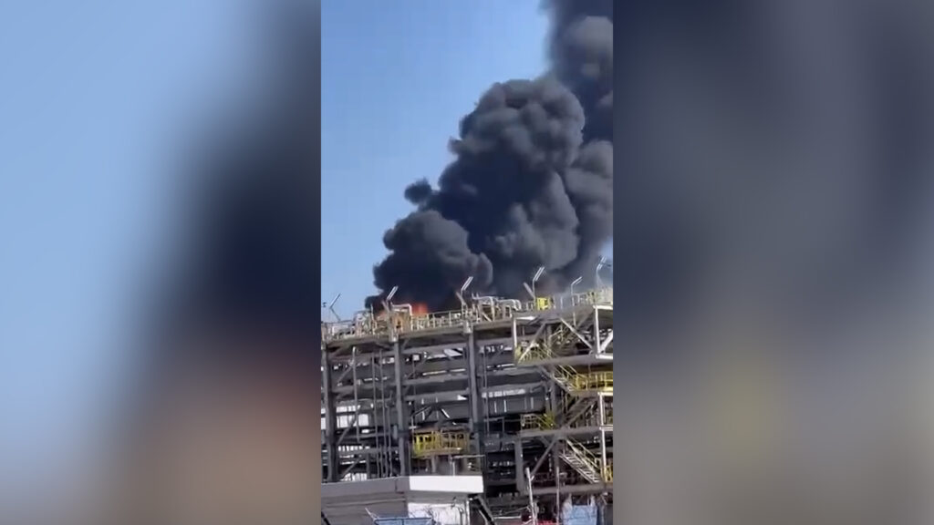 فيديو: حريق كبير في مصفى الشعيبة جنوبي البصرة