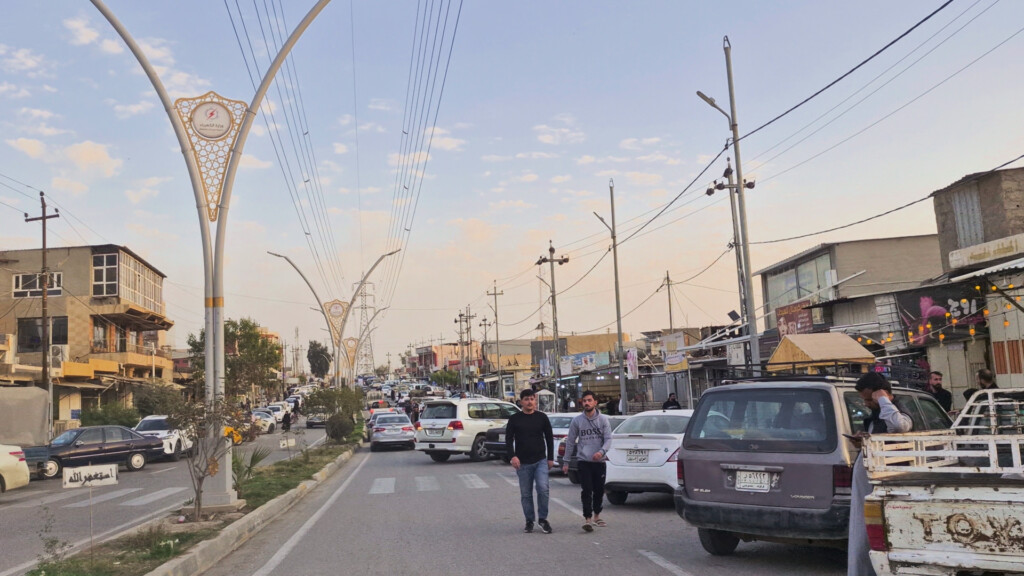 رز محمود ومعجون "زير" تحت السيطرة.. شوارع مدينة الدبس قبل الأذان