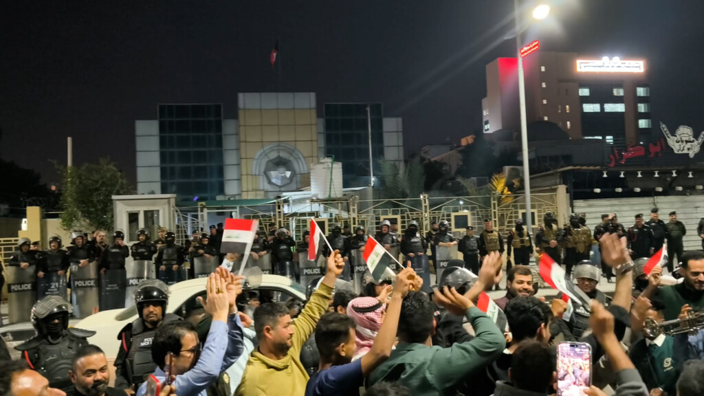 تطويق قنصلية الكويت في البصرة.. أغاني القادسية بمكبرات الصوت خلال مظاهرة خور عبد الله