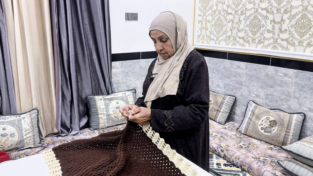 السيدة نهلة الراوي تحوك لكل البيت حتى المجمدة وتستورد من بغداد للكرابلة