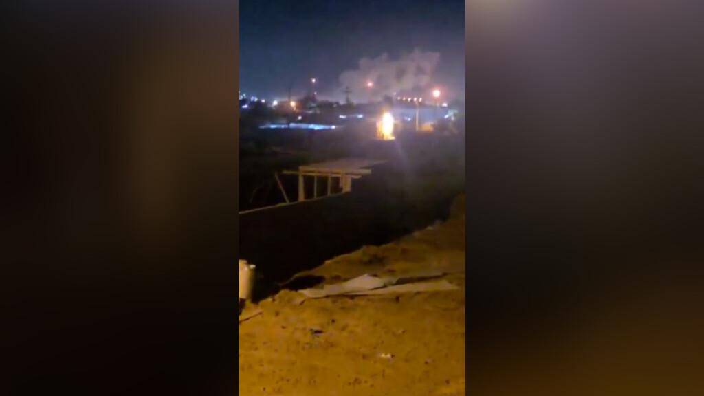 البصرة تشاهد أول ضربة للنفط الإيراني.. قصف هائل على ضفة شط العرب الشرقية - عاجل