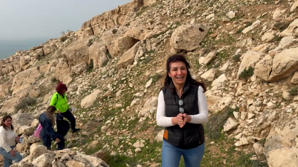 مديرة الناحية لارا تزرع بيديها الصغيرة وتتحدى الحرب مع أهل القوش