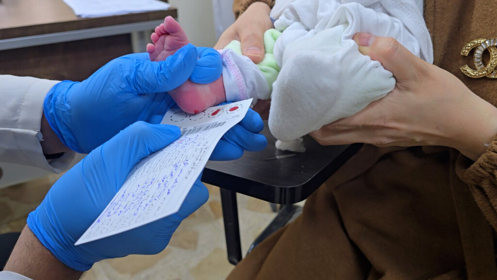 للأمهات العراقيات: تأخير فحص الغربلة للمولود يجعل العلاج مستحيلاً!