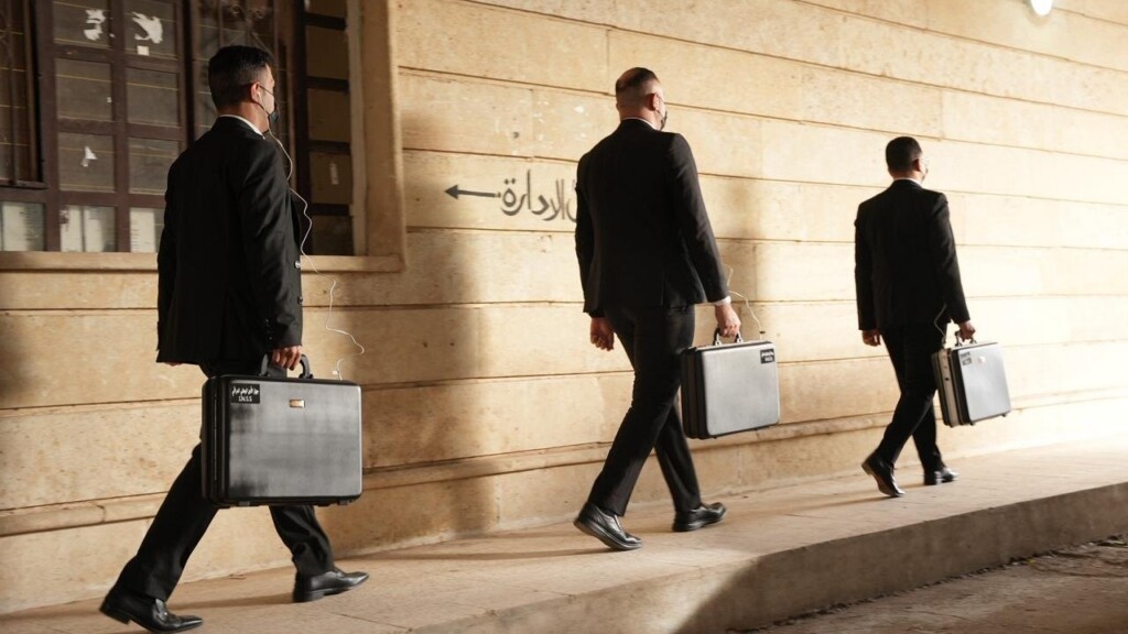 حقائب ذكية في امتحانات نينوى لمنع الغش.. ترصد ذبذبات السماعات والهواتف