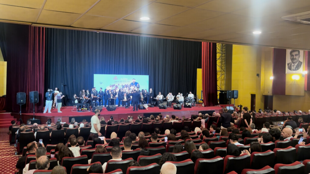 "كنارة سومر" تفتح بوابة التراث العراقي في أول ظهور فني لها بأربيل