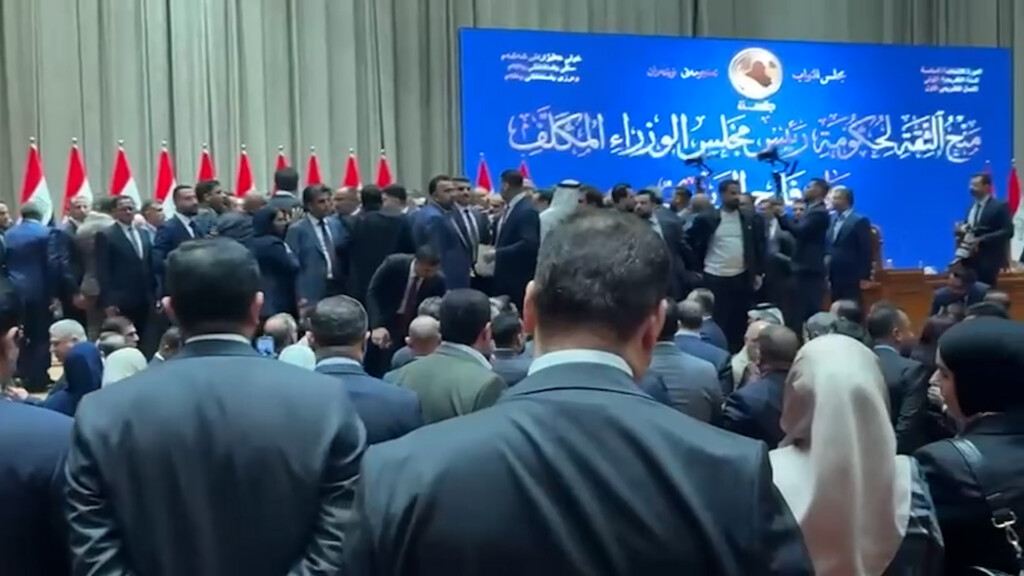 فيديو: مشادة كلامية واشتباك بالأيدي أثناء التصويت على حكومة الزيدي