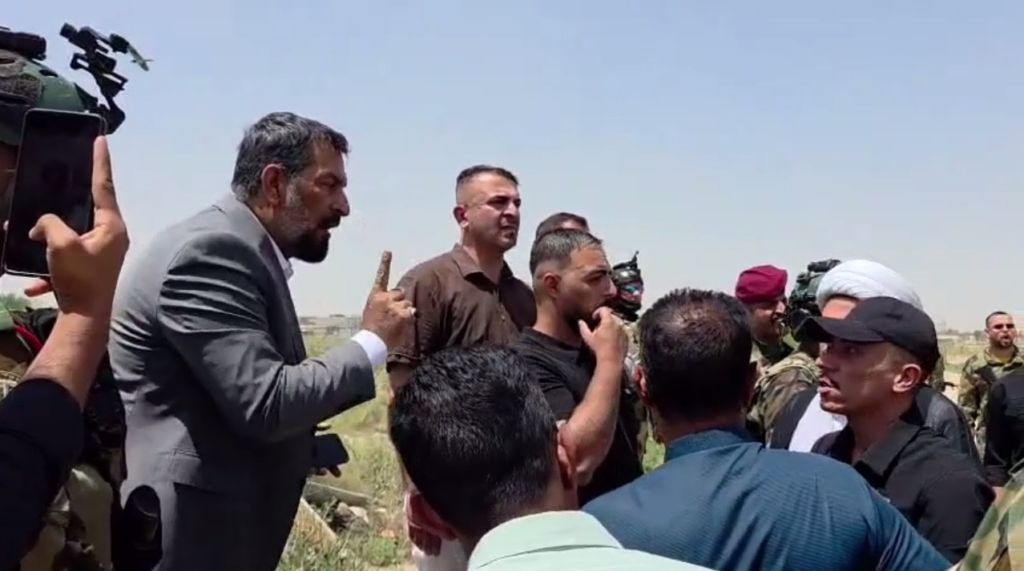 محافظ بابل يشتبك مع جهة مسلحة.. علي تركي غاضب: رفعوا قاذفات بوجهي