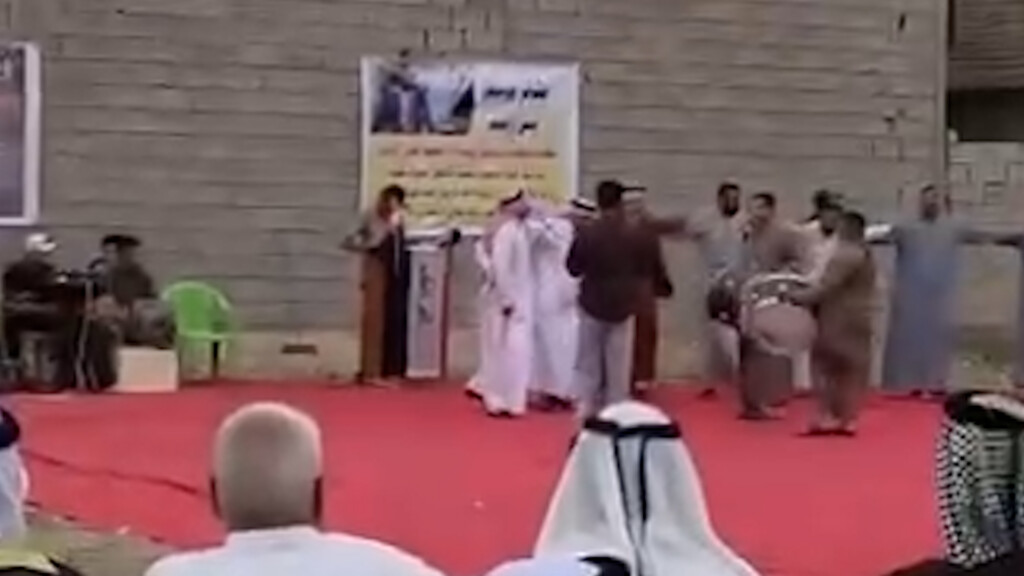 ابتهاجاً برئاسة الزيدي للحكومة.. الجوبي والطبل يعلوان في مضيف بني زيد (فيديو)