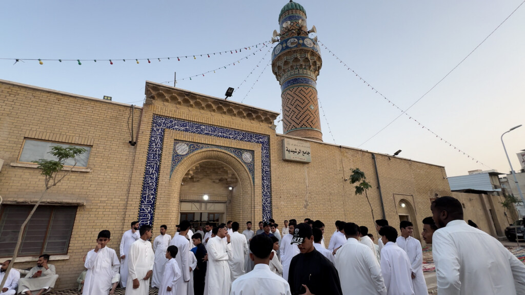 فيديو: جامع الرشيدية في الزبير يكتظ بالمصلين والصفوف امتدت إلى الشوارع