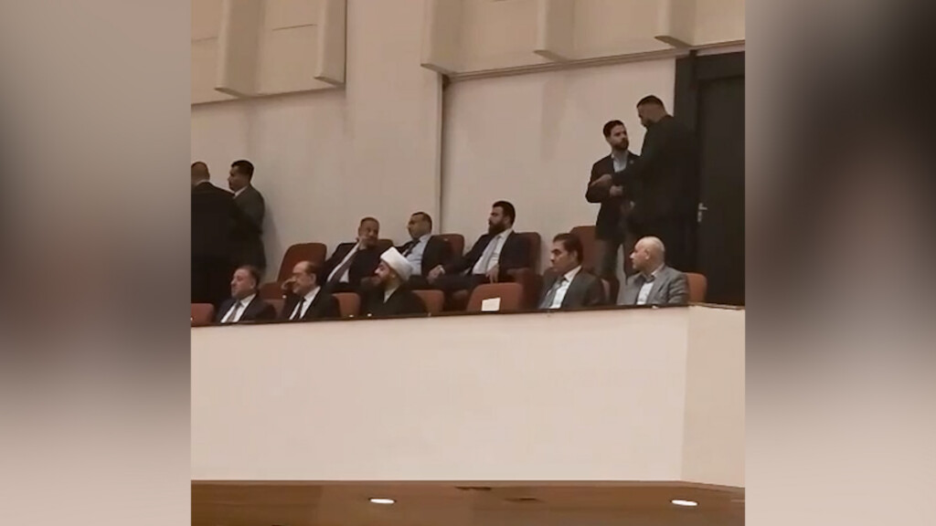 الزعماء صعدوا إلى الطابق الثاني.. الزيدي سيعلن خطته الآن (فيديو)