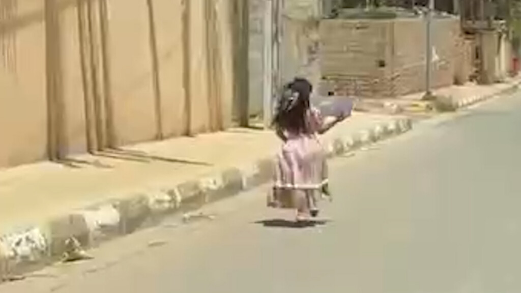 سعادة وعفوية لا تقاوم.. تلميذة تتمايل فرحاً بالنجاح في شوارع القائم (فيديو)