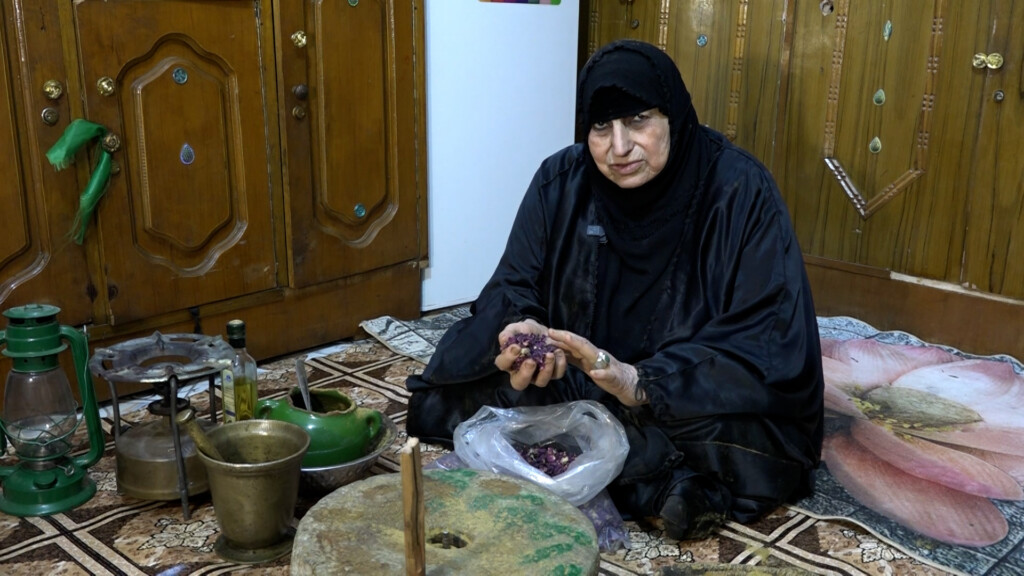 "العارفة" شكرية تتحدى مدينة الطب: أعالج مرضى الكبد بموهبة عائلية وهذه أدواتي