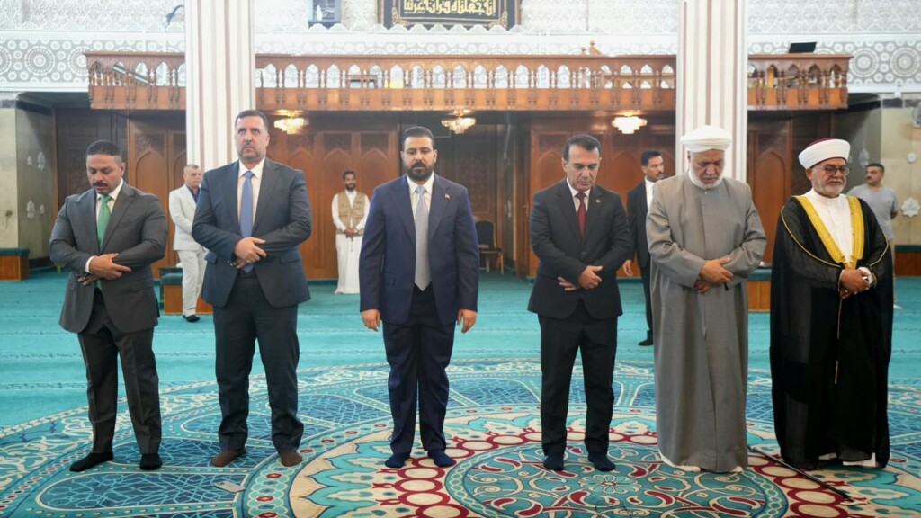 الزيدي يزور جامع أبو حنيفة النعمان في الأعظمية عقب أدائه صلاة العيد بالكاظمية