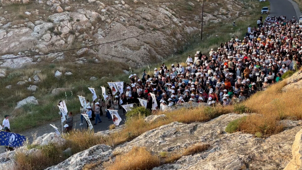 "مشاية المسيح" بمسيرة حج لـ 3 أيام.. طقس فرنسي بعيد "العنصرة" تحييه القوش