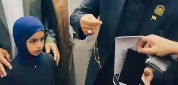 بعد تبرعها بقرطها لإيران.. القنصل يكرم طفلة عراقية في كربلاء