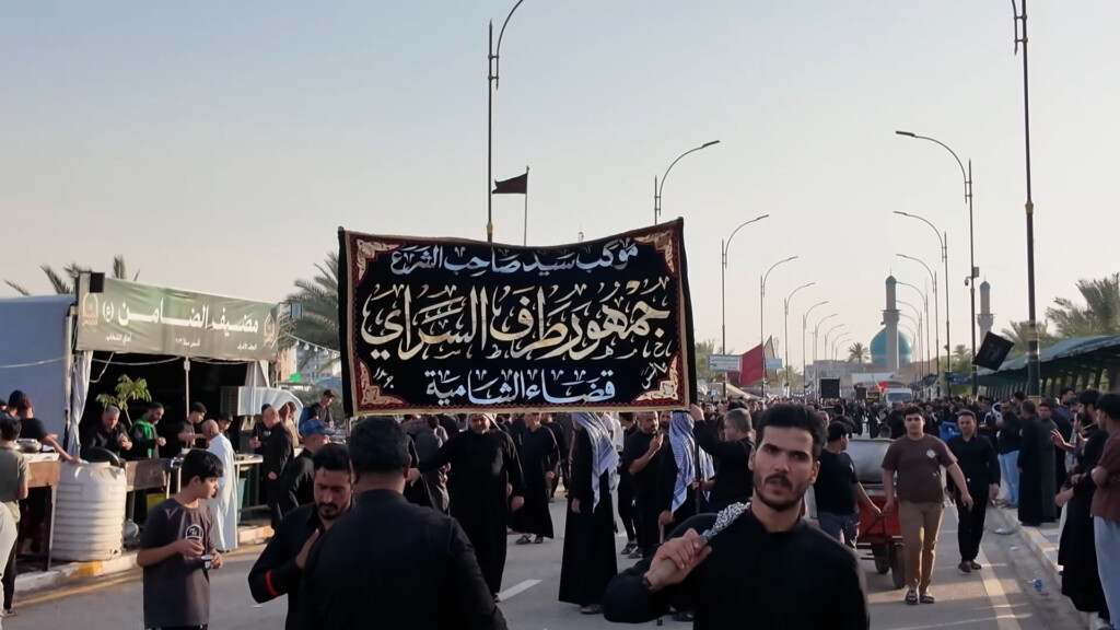 زيارة مسلم بن عقيل.. "إيرانيون وصلوا الكوفة رغم القصف ولبناني يحمل شال أمه الشهيدة"