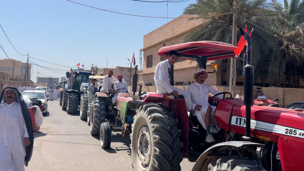 بالجرارات أمام ديوان المثنى الفلاحون يطالبون بإعادة تسعيرة الحنطة إلى 850 ألفاً