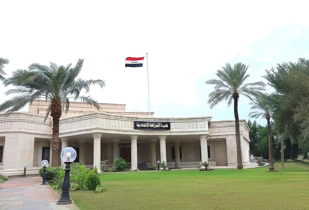 مدير دائرة في البصرة يتفاجأ بكمين للنزاهة ينتهي بتوقيفه - بيان