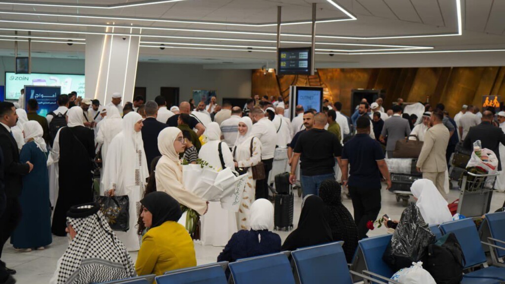 صور: طائرة الخطوط العراقية تهبط في بغداد ليلاً وعلى متنها أول دفعة من الحجاج