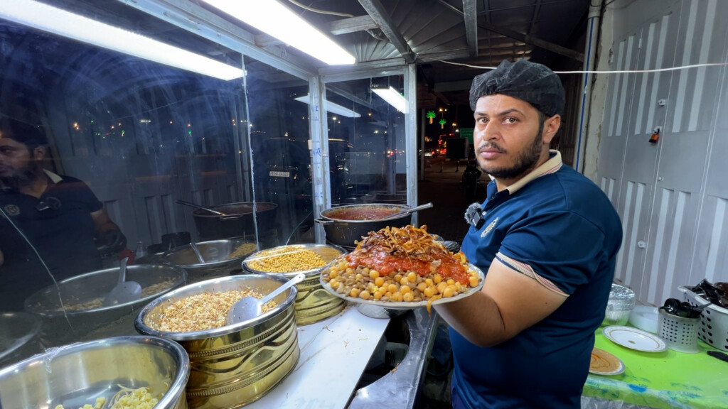 كربلائي وقع في غرام القاهرة فطبخ الكشري وأقنع الزوار بطعام المصريين